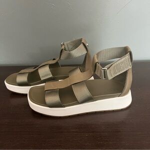 UGG Women's Eeba Sandal size 6